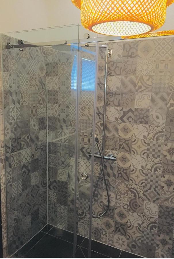 Penthouse Ana Sutivan